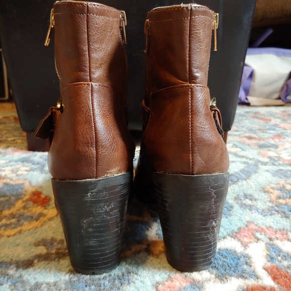 3 for $15 Brown boots - Picture 5 of 7